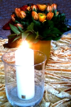 Kerze und Tulpen
